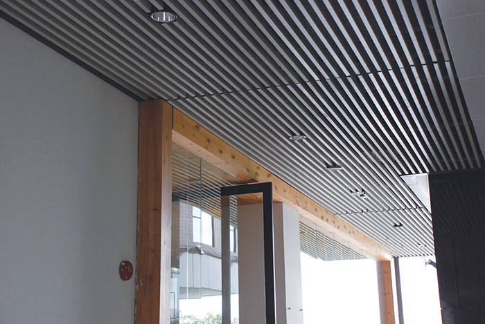 室内家裝行業采用金屬建材木紋鋁方通材料吊頂裝修效果實拍展示